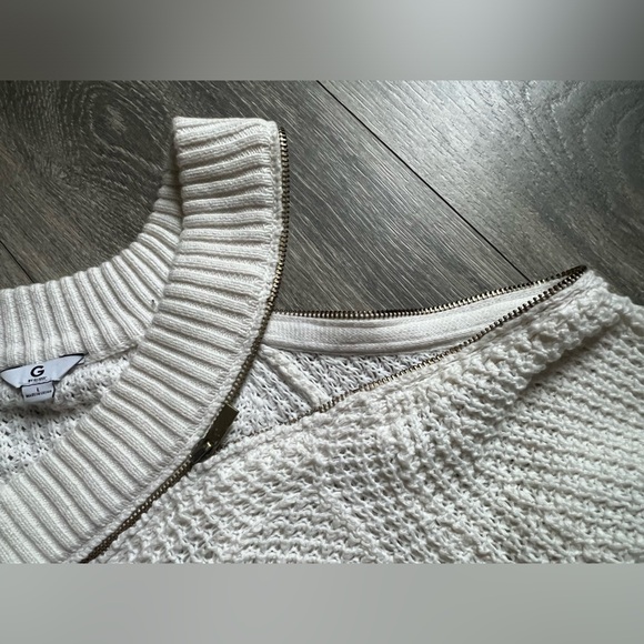 G by guess zipper detail cold shoulder open knit sweater in white. Size L - Picture 6 of 12